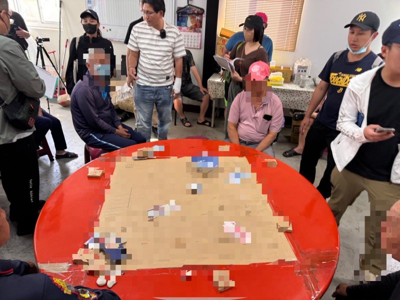 港灣新聞網 / 跨海掃蕩小琉球職業賭場!東港警快打逮19人查扣11萬賭資