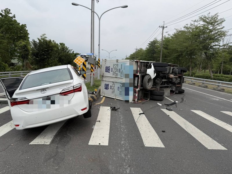 港灣新聞網 / 崁頂路口驚傳車禍!自小客左轉擦撞貨車 2人受傷送醫