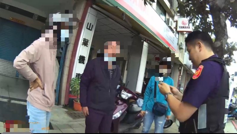 港灣新聞網 / 八旬老翁迷途街頭!前鎮警2小時尋回 家屬淚謝