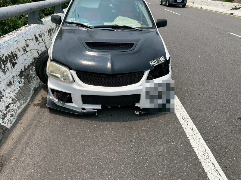 港灣新聞網 / 酒駕釀禍!撞斷標誌桿砸對向車 岡山警逮21歲駕駛送辦