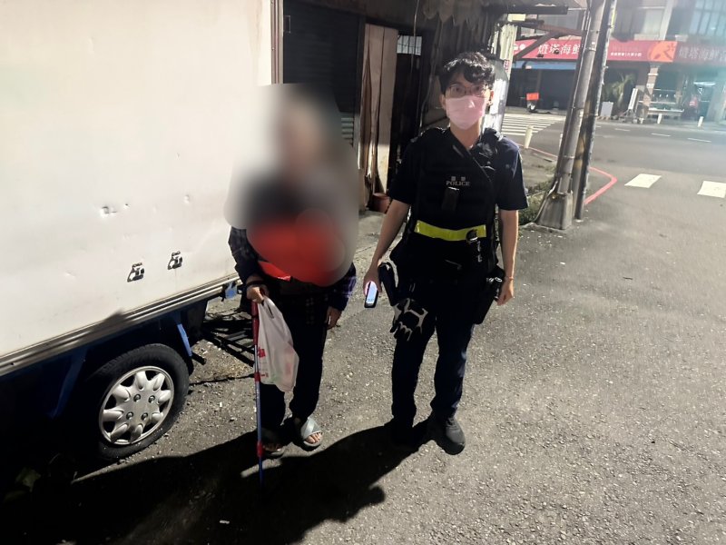 港灣新聞網 / 深夜迷途八旬翁街頭徘徊 小港警耐心引導成功護送返家