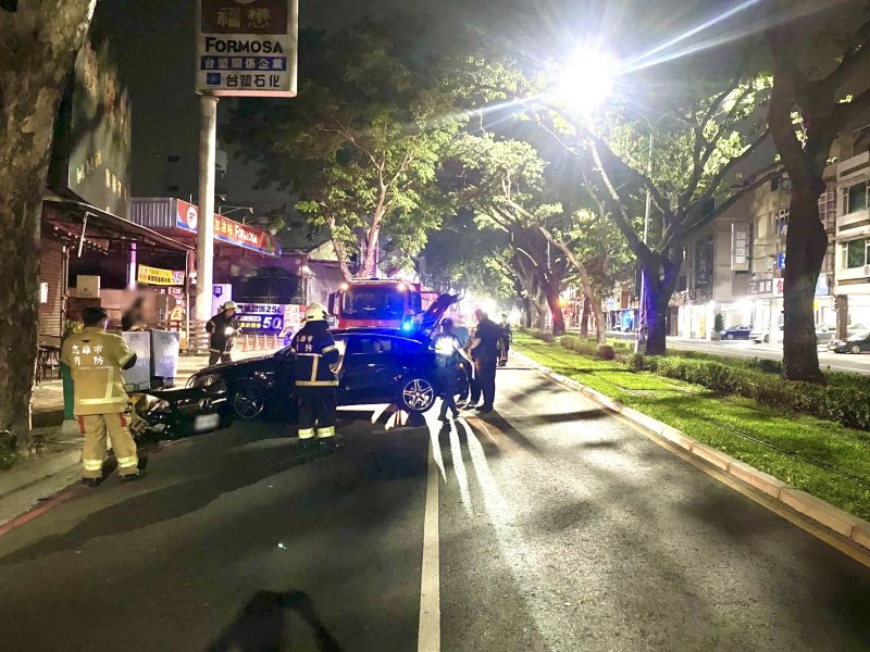 港灣新聞網 / 疲勞駕駛釀禍!大順二路自撞變電箱還無照 最高恐罰6萬元