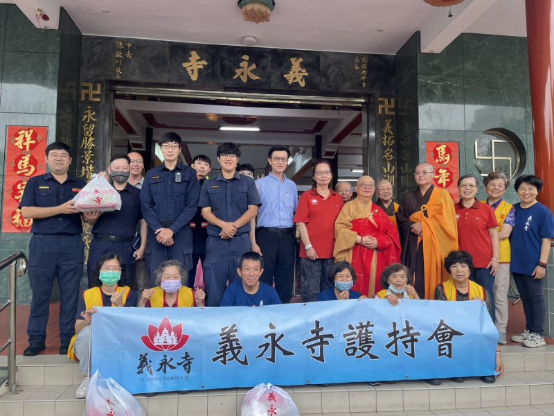 港灣新聞網 / 前鎮暖警攜手義永寺行善舉 走進暗角點亮溫暖