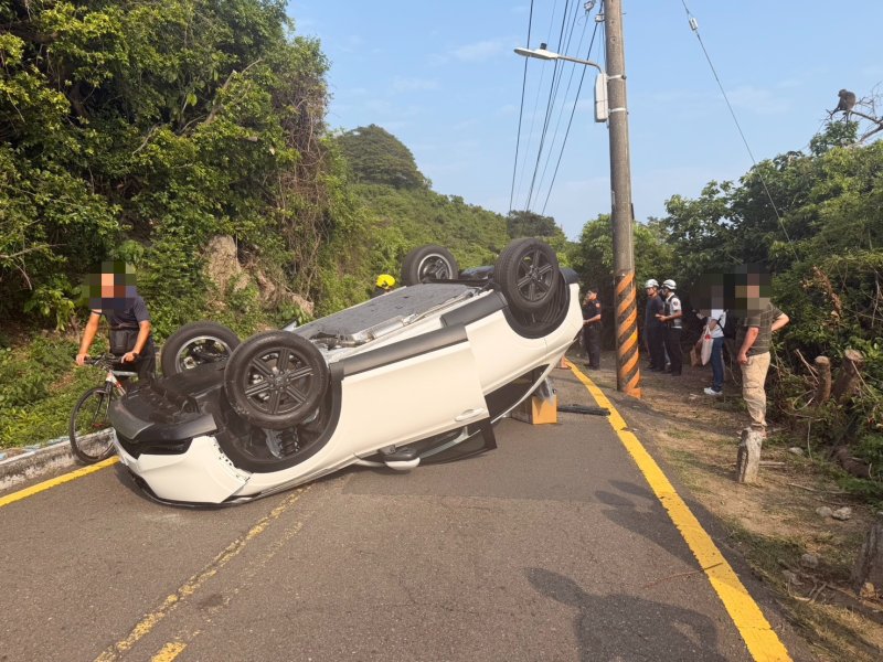 港灣新聞網 / 柴山大道驚險翻車!自小客擦撞石墩翻覆 波及對向車道