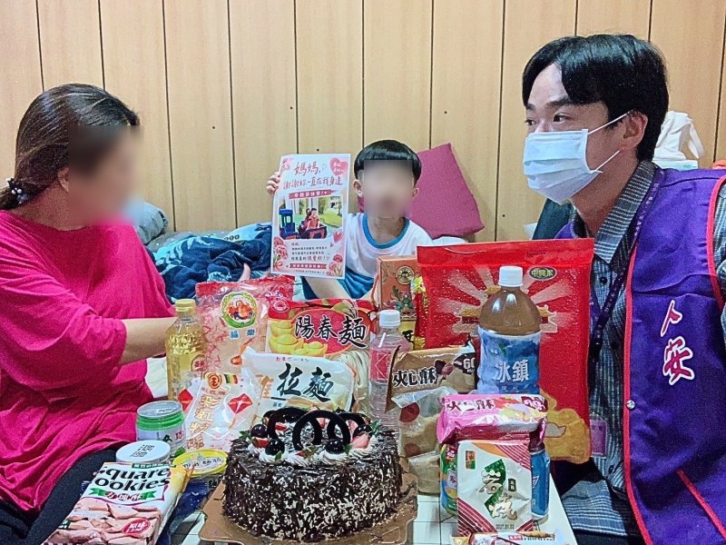 港灣新聞網 / 早療兒一句「媽媽我愛妳」惹淚崩!單親媽緊抱孩子畫面超催淚