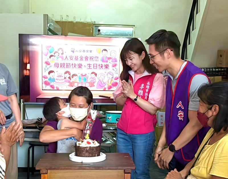 港灣新聞網 / 蛋糕蠟燭點亮希望!單親媽撐早療女兒 母親節一刻惹淚