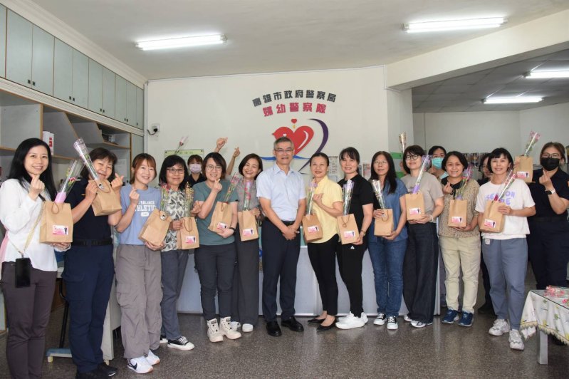港灣新聞網 / 女警也是媽媽!趙瑞華親送康乃馨 高市警暖心提前慶母親節