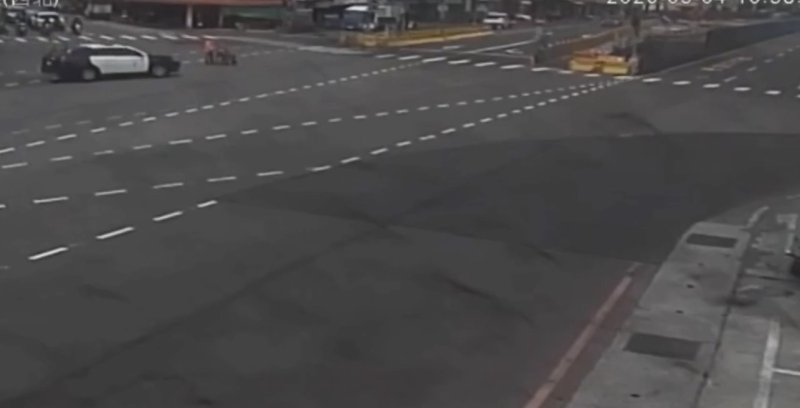 港灣新聞網 / 巡邏車橫擋車流救命!岡山七岔路口驚魂 警化身盾牌護老婦脫困