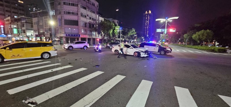 港灣新聞網 / 左轉未禮讓直行釀碰撞!高雄四維三路車禍 19歲女駕駛挨罰