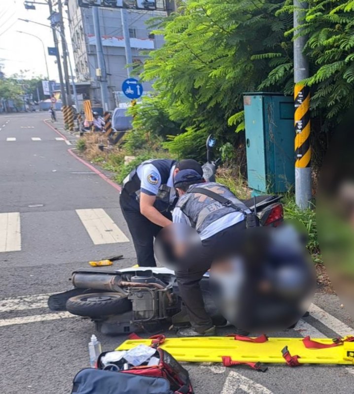 港灣新聞網/ 岡山本洲路驚傳連環撞!自小客衝撞4機車後衝入工廠 駕駛送醫不治