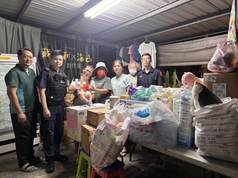 港灣新聞網 / 枋警攜手善心人士送暖弱勢兒少 尿布奶粉、課桌椅愛心湧入