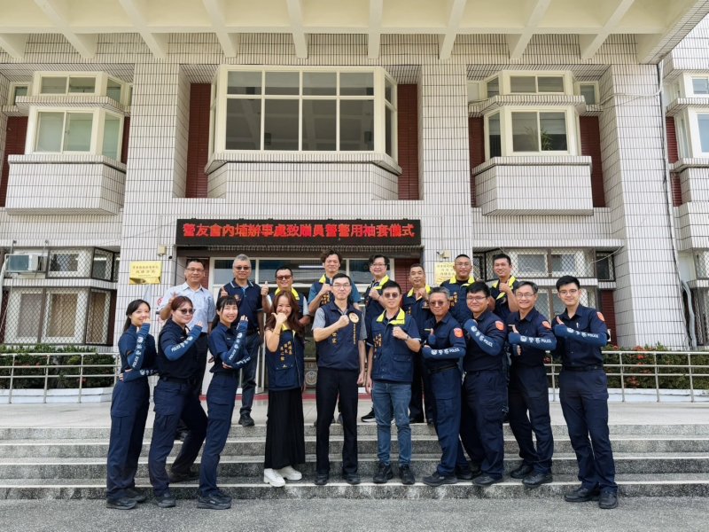 港灣新聞網 / 高溫飆破警察執勤極限!內埔警友會送涼感袖套暖挺第一線員警
