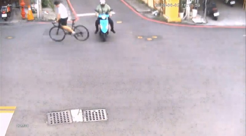 港灣新聞網 / 15歲少年騎腳踏車疑闖紅燈釀碰撞!鳳山警提醒:慢車也要遵守交通號誌