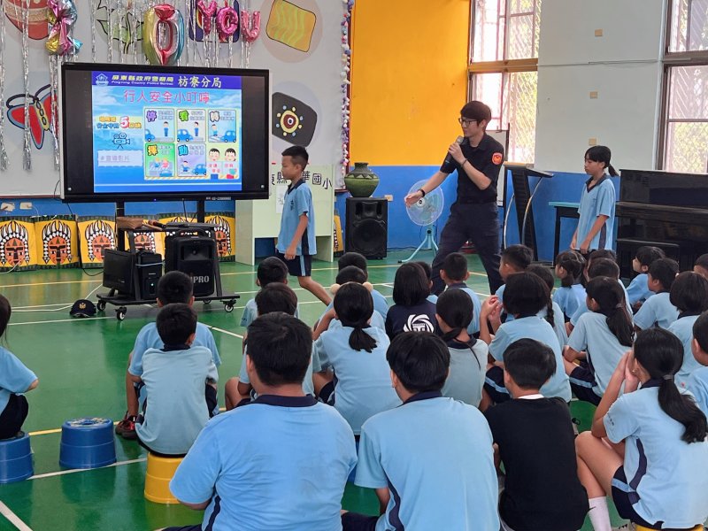 港灣新聞網 / 原鄉學童變身「安全小尖兵」!枋警深入校園推交安、防詐教育 議員周陳曉玟到場關心