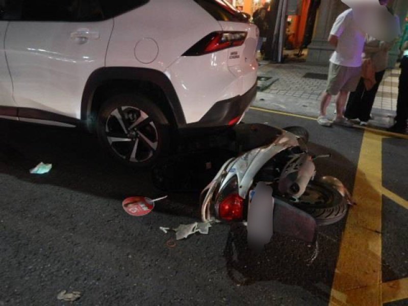 港灣新聞網/鹽埕區連環碰撞!70歲婦騎重機追撞兩車送醫 警方釐清肇事原因