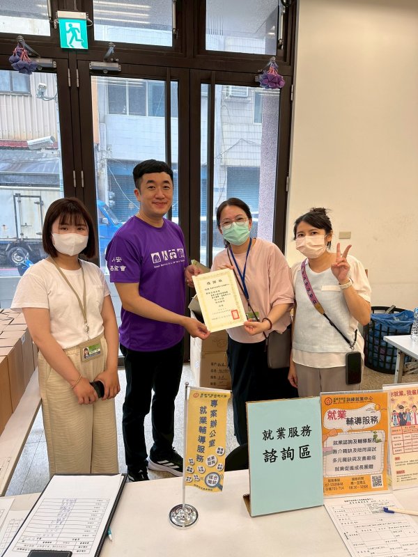 港灣新聞網/粽香送暖不孤單!人安基金會邀200位寒士提前過端午 義診義剪暖人心