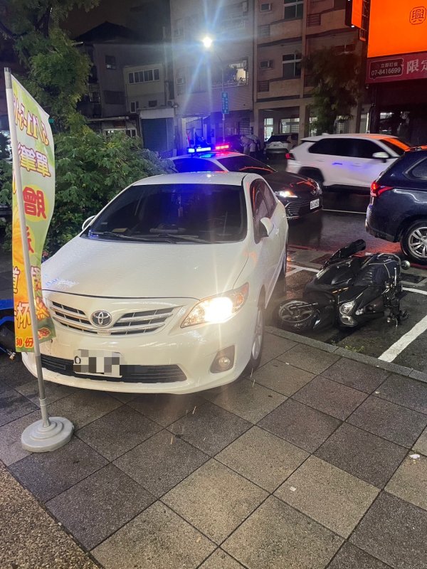 港灣新聞網/雨夜口角竟釀車禍!駕駛忘拉手煞車撞倒重機 警一句話震懾全場
