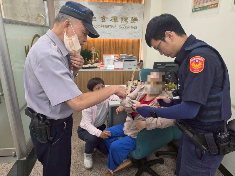 港灣新聞網/網友一句話險騙10萬元!東港警銀聯手阻詐 成功守住婦人積蓄
