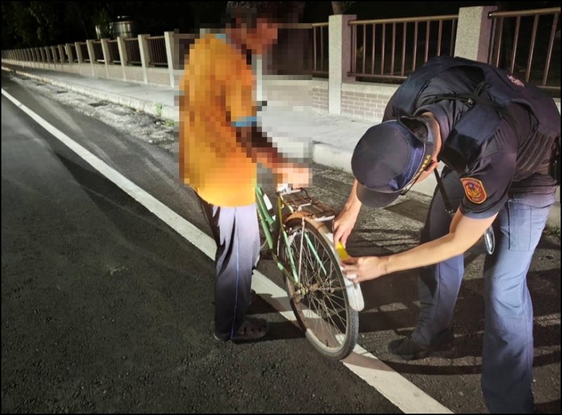 港灣新聞網/深夜巡邏發現單車無反光設備 內埔暖警主動協助守護騎士安全