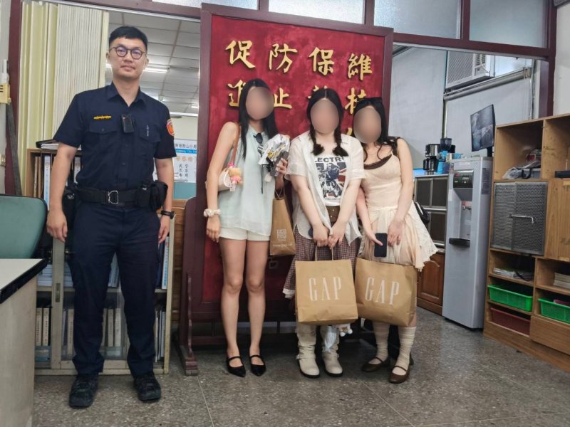 港灣新聞網/韓國女遊客西子灣遺失手機急求助 鼓山警調監視器火速尋回獲讚爆