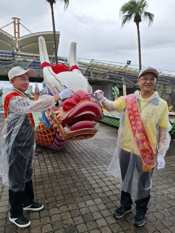 港灣新聞網/全台唯一海上龍舟登場!林園傳統龍舟點睛開光 52隊蓄勢爭冠