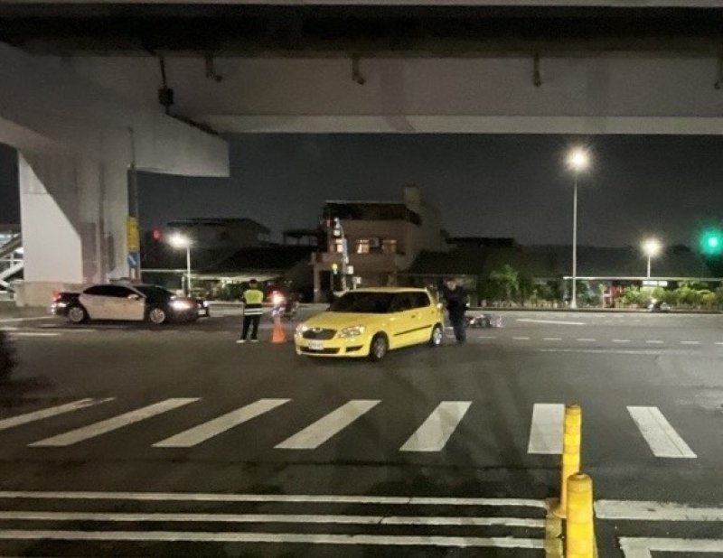港灣新聞網/楠梓加昌路大重機與轎車碰撞!女騎士送醫 楠梓警籲路口禮讓保安全
