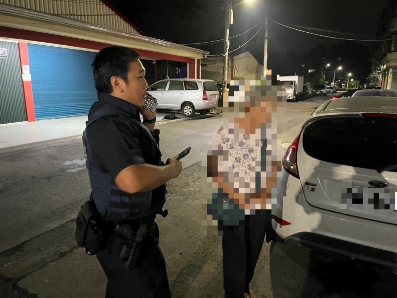 港灣新聞網/婦人深夜街頭徘徊頻找路人聊天 內埔暖警即時協助平安返家
