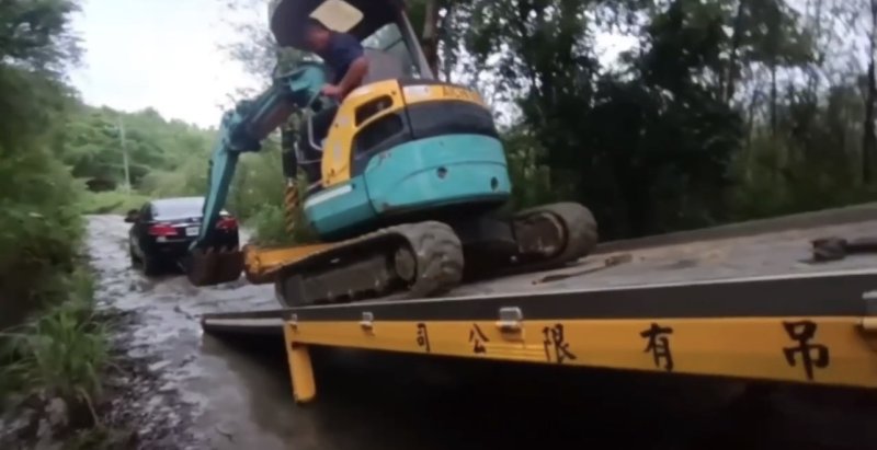 港灣新聞網/豪雨困山區!自小客陷泥濘動彈不得 湖內警冒雨搜尋暖心救援
