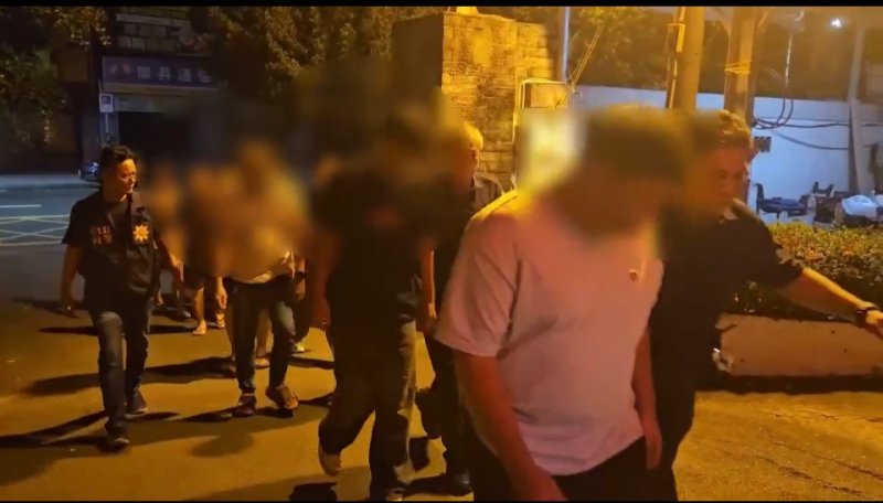 港灣新聞網/左營深夜爆行車糾紛!兩派7人街頭衝突 警快打壓制全數送辦