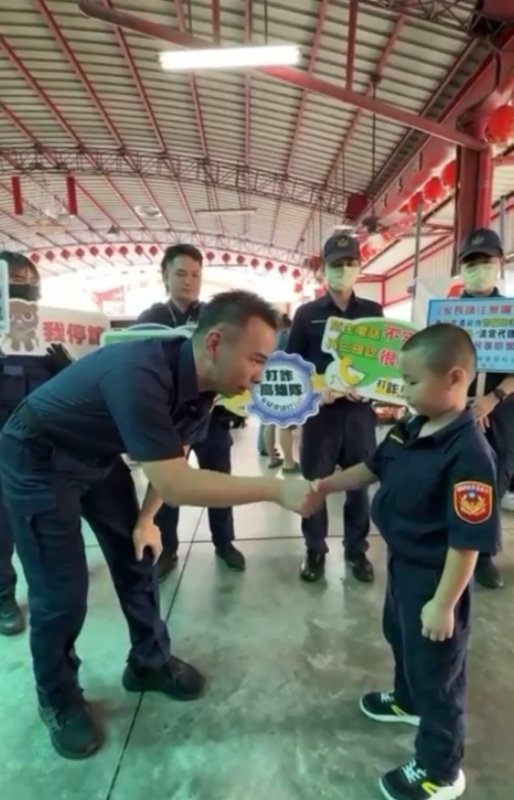 港灣新聞網/看阿桃影片抽警犬娃娃!小港警警察節創意宣導掀熱潮