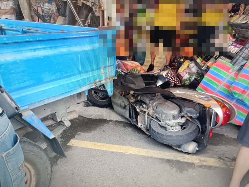 港灣新聞網/倒車誤踩油門衝撞店家!內埔自小貨車失控釀驚魂 幸無人傷亡