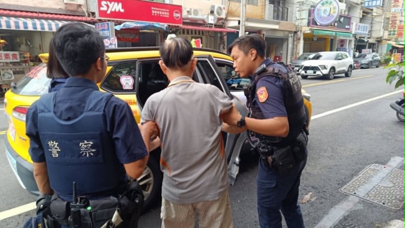 港灣新聞網/血糖過低癱坐路旁險出意外 東港暖警即時伸援手助老翁平安返家