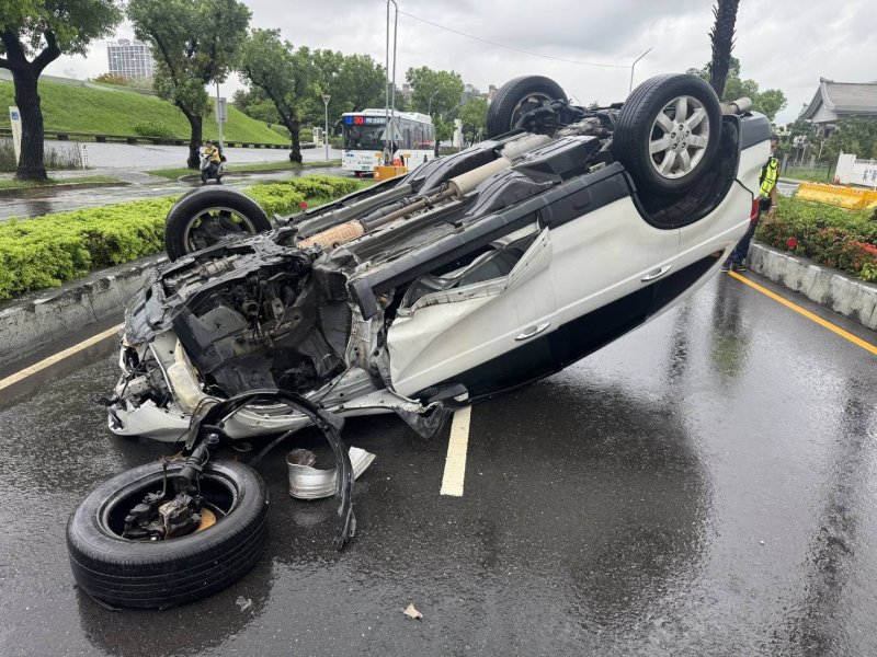 港灣新聞網/自撞分隔島翻車後離奇落跑 鳳山警掌握關鍵畫面查緝駕駛