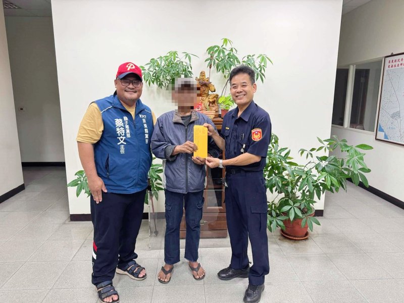 港灣新聞網/病痛纏身收入中斷 枋寮警攜手地方善心力量助弱勢志工渡難關