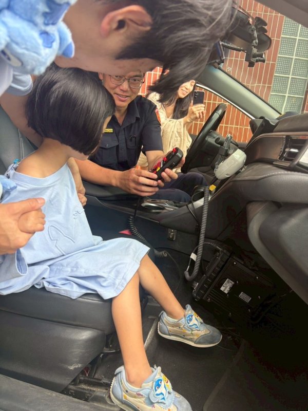 港灣新聞網/4歲韓國萌娃圓夢當警察!東港派出所變身國民外交舞台 萌翻全場