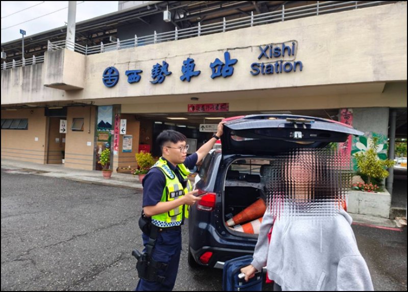 港灣新聞網/外籍女大生遭計程車半途丟包!趕火車急揮手求助 內埔暖警火速護送解圍