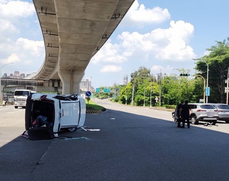 港灣新聞網/楠梓路口驚傳轎車翻覆!兩車碰撞瞬間側翻 3人送醫幸無生命危險