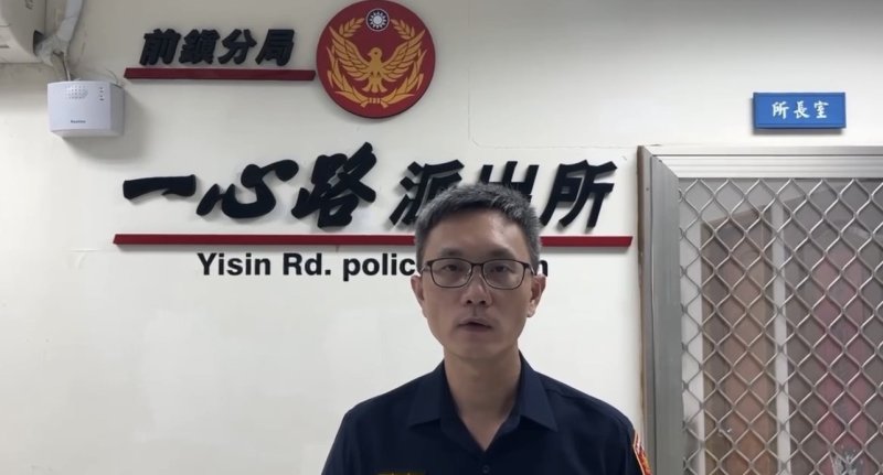 港灣新聞網/擦撞變砸車!27歲男怒砸後照鏡還恐嚇 前鎮警當場逮人送辦