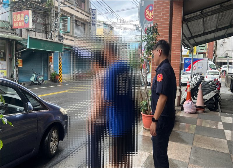 港灣新聞網/七旬老婦雨中迷途!暖心內埔警即刻安置助返家 老翁見妻平安激動紅眼眶