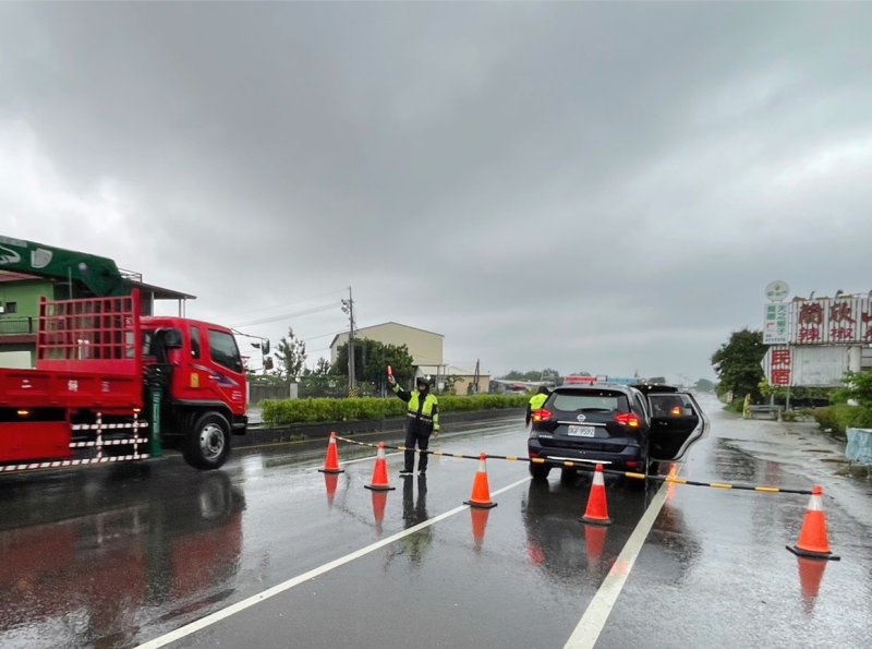 港灣新聞網/積水快淹沒車道!枋警冒雨徒手清排水孔 暖心身影感動民眾