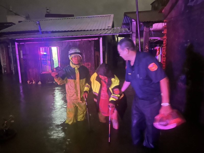 港灣新聞網/豪雨淹到膝蓋!72歲老婦深夜受困求援 東港警脫下雨衣暖心護送脫困