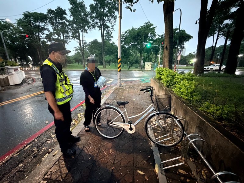港灣新聞網/暴雨中腳踏車憑空消失?前鎮警冒雨尋車 暖心助民眾找回愛車