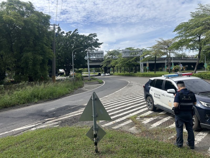 港灣新聞網/暴雨後驚見路面不平!19歲駕駛深夜輾壓爆胎 楠梓警受理開單調查