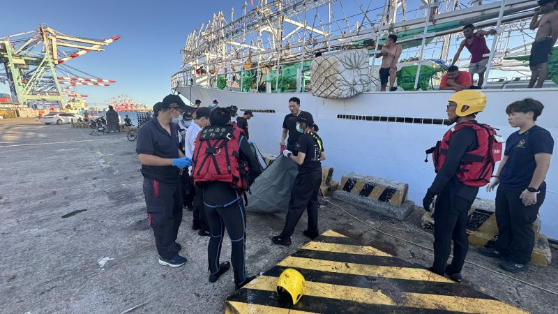 港灣新聞網/高雄港西岸碼頭水域發現男性遺體 港警打撈上岸報請檢方相驗釐清死因