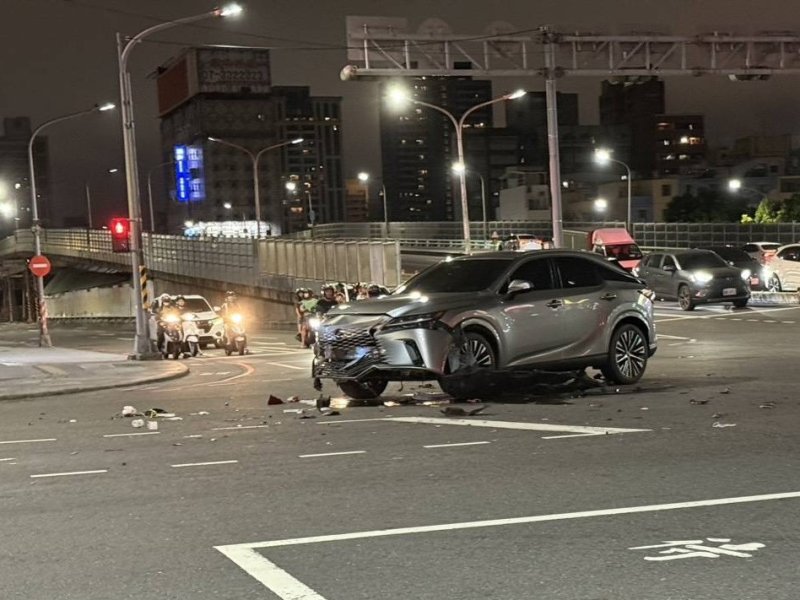 港灣新聞網/高雄九如、民族路口車禍!轎車違規右轉撞22歲機車騎士 左腿骨折送醫