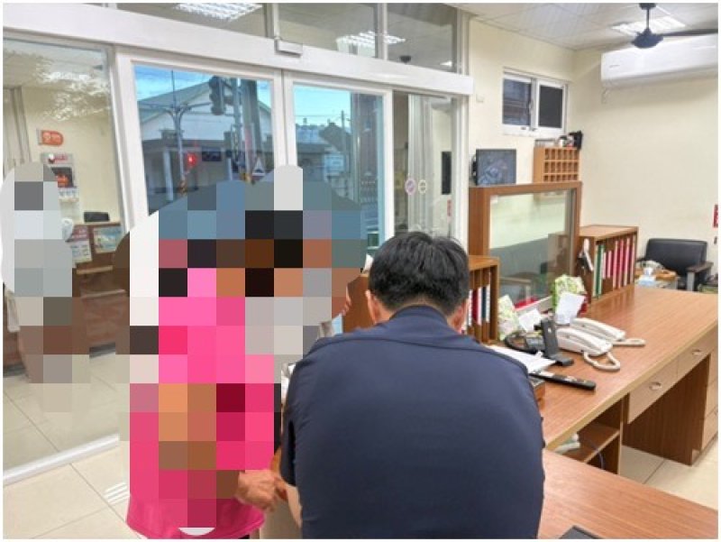 港灣新聞網/「你的帳戶被盜用了!」假警察來電索個資 婦人急衝派出所保住個資與存款