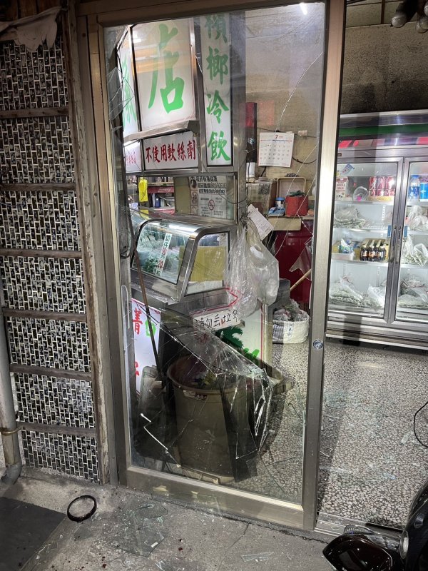 港灣新聞網 / 鳳山男子情緒失控砸毀檳榔攤、機車!警方火速到場送醫 現場畫面曝光