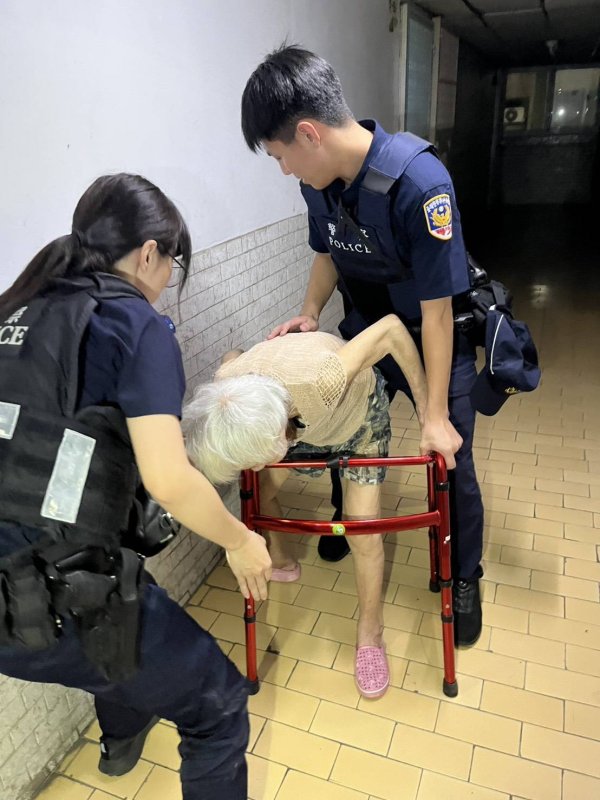 港灣新聞網/81歲獨居老婦深夜跌倒呼救 實習警一句話、一雙手暖心攙扶返家