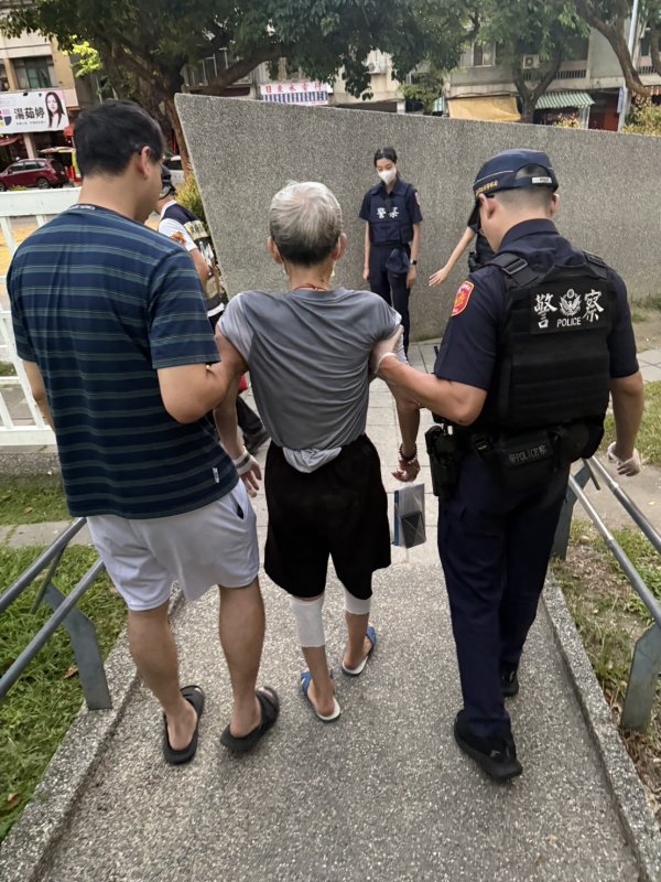 港灣新聞網/勞工公園公廁驚傳救命聲!80歲翁低血糖倒地 前鎮暖警火速救援化險為夷