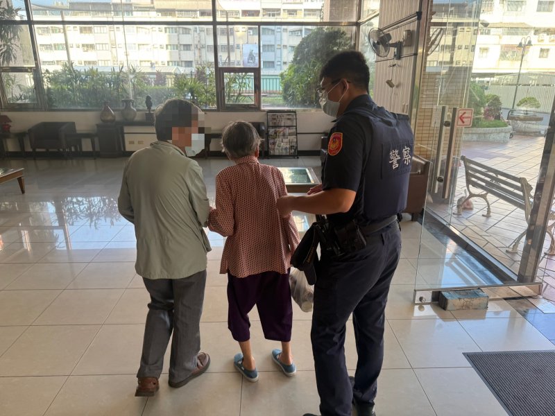 港灣新聞網/95歲阿嬤提保健食品苦尋已故媳婦!暖警助團圓 背後原因令人鼻酸